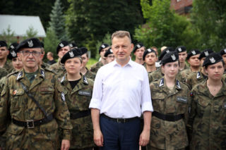 Projekt ustawy o obronie ojczyzny. Błaszczak zachęca młodych chłopców: 4 tys. uposażenia