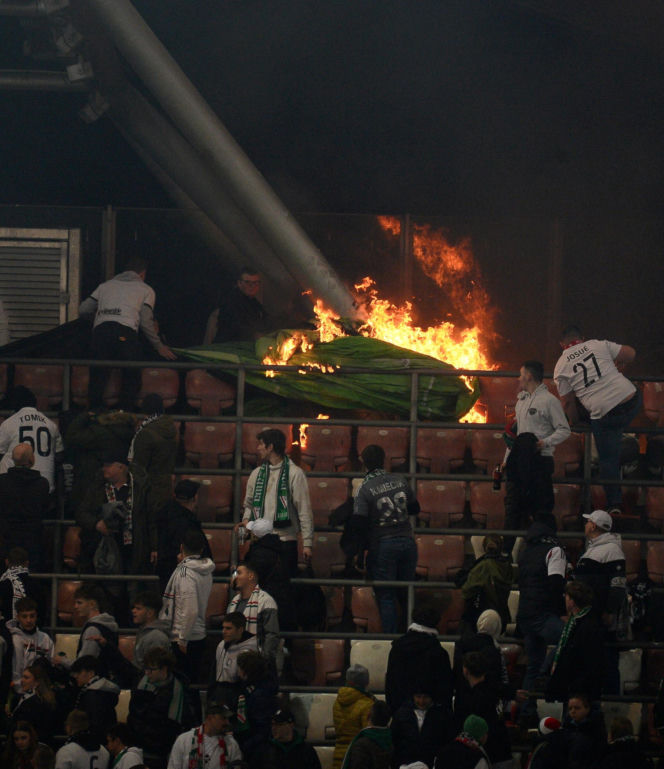 Płoną trybuny przez Łazienkowskiej 3