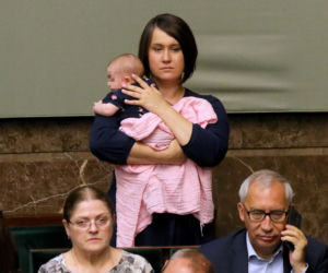 Siarkowska z dzieckiem w sejmie