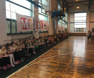 Koszykarki Ślęzy rozdają piłki w szkołach