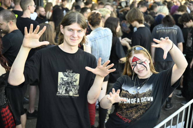 Fani i fanki czekają na System of a Down i Queens of the Stone Age! Zobacz zdjęcia spod PGE Narodowego
