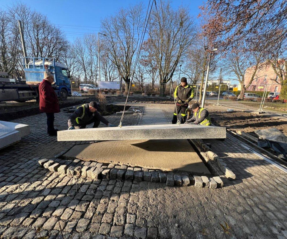 Trwa budowa pomnika 55. Pułku Piechoty w Lesznie