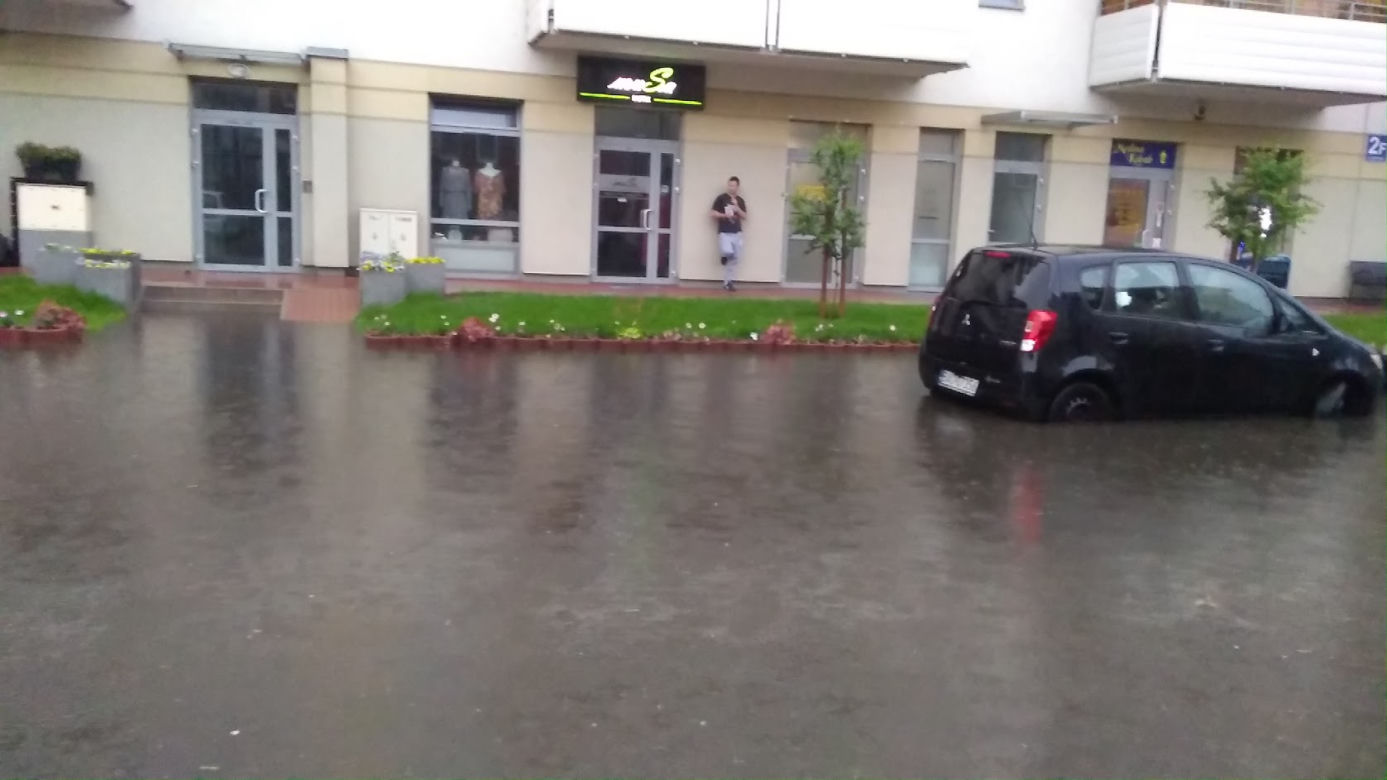 Powódź na ul. Zachodniej 15. Mieszkaniec: "Ręce opadają"