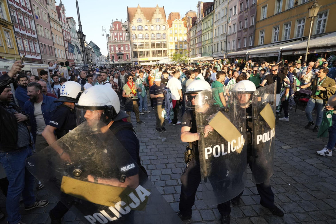 Kibice przed finałem Ligi Konferencji we Wrocławiu