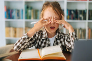 Problemy z koncentracją to nie zawsze ADHD. Jakie sygnały mogą wysyłać oczy dziecka?