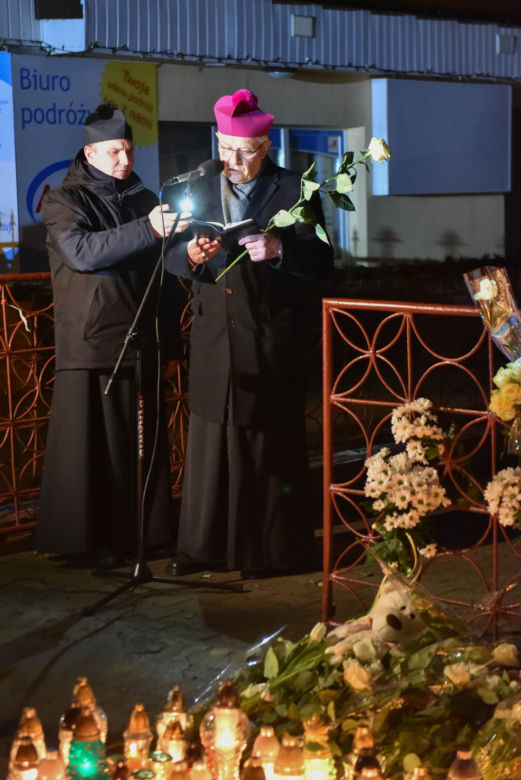 Tragedia w escape roomie. Modlący się ludzie, światła, kwiaty i zabawki pozostawione w miejscu tragedii.