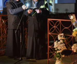 Tragedia w escape roomie. Modlący się ludzie, światła, kwiaty i zabawki pozostawione w miejscu tragedii.