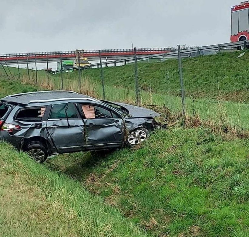Groźny wypadek pod Tarnowem. Osobówka wypadła z drogi i wylądowała w rowie