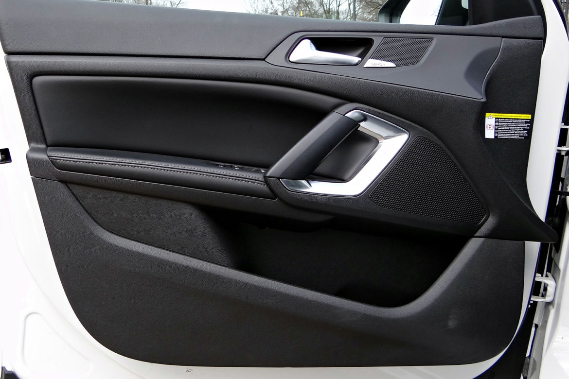 Peugeot 308 - tapicerka drzwi