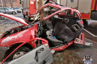 Koszmarny wypadek w Wałbrzychu. 16-latek rozbił auto na słupie, 13-latek walczy o życie