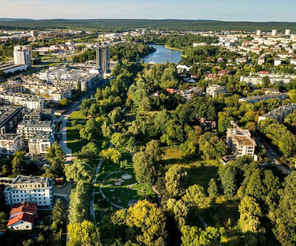 Widok z góry na zieloną Dolinę Silnicy w Kielcach z licznymi drzewami i rzeką. O zmianach w mieście czytaj na Eska Kielce.