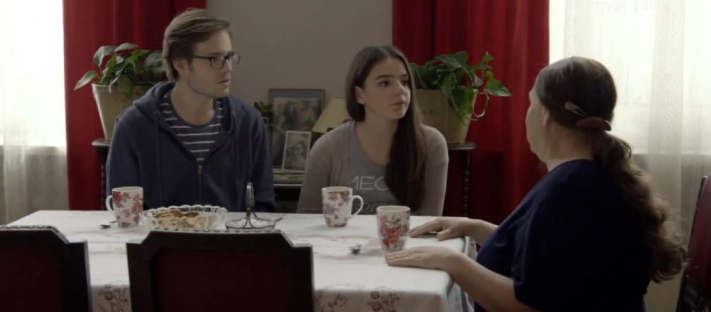 Dziewczyny ze Lwowa odc. 12. Olyia (Katarzyna Ucherska), Nowakowa (Marta Lipińska), Tomek (Adrian Zaremba)