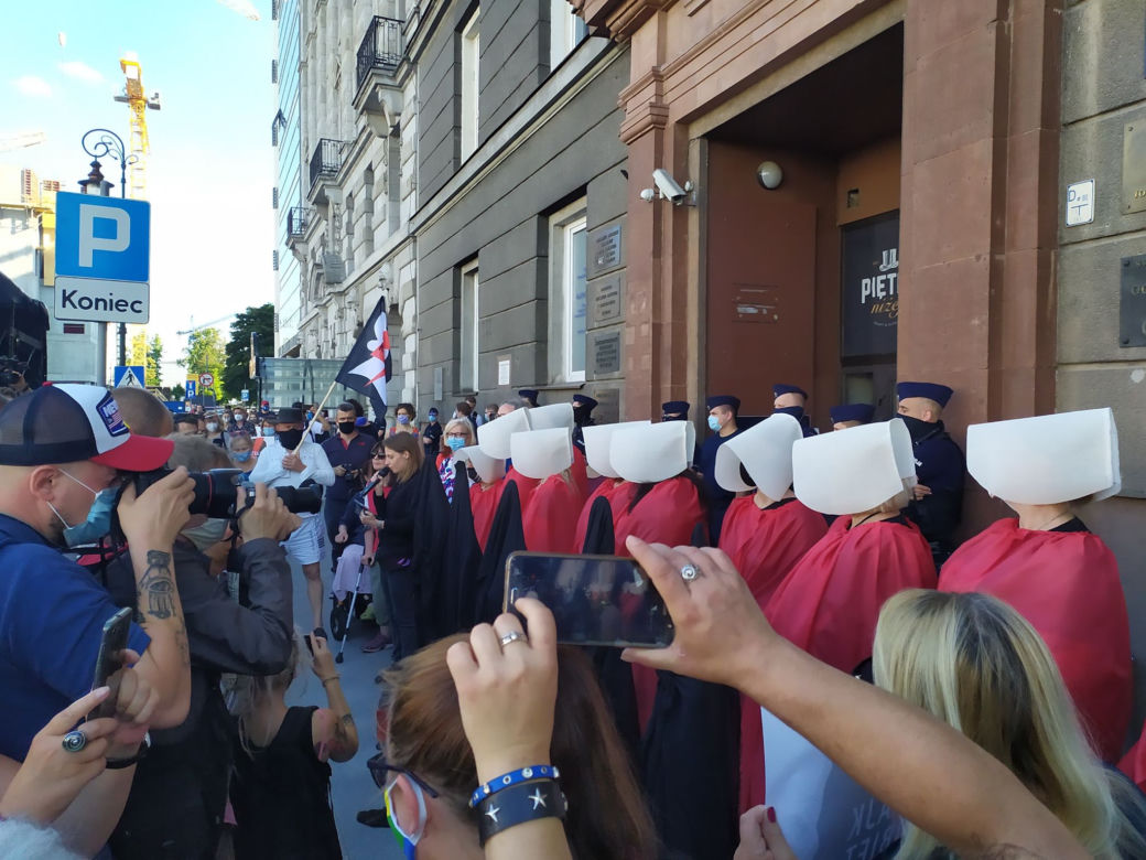 Kobiety strajkują przeciwko legalizacji przemocy domowejq