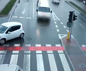 Ełk: Zderzenie samochodów zagroziło rowerzyście. Uratował go sygnalizator 