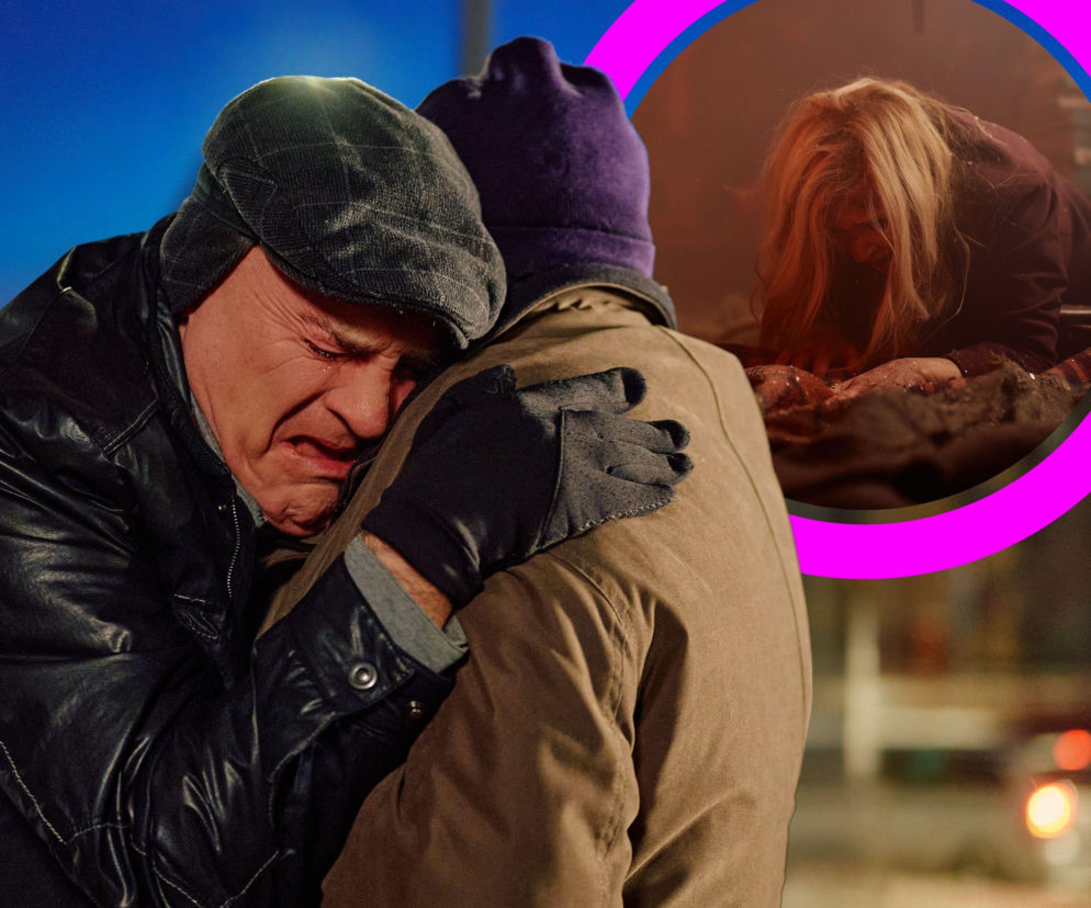 Płaczący Edward przytula drugiego mężczyznę po pożarze pensjonatu Hofferów, gdzie Teresa walczy o życie. W tle, w dymie, klęcząca kobieta w brązowych włosach. Dramatyczne sceny z Na Wspólnej dostępne na portalu Super Seriale.