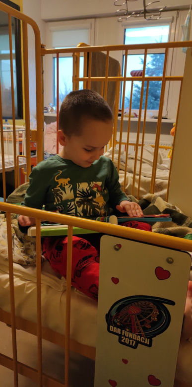 Oskar cierpi w ciszy. Każdy dzień to walka, by przeczekać ból. Mama nie ma już sił