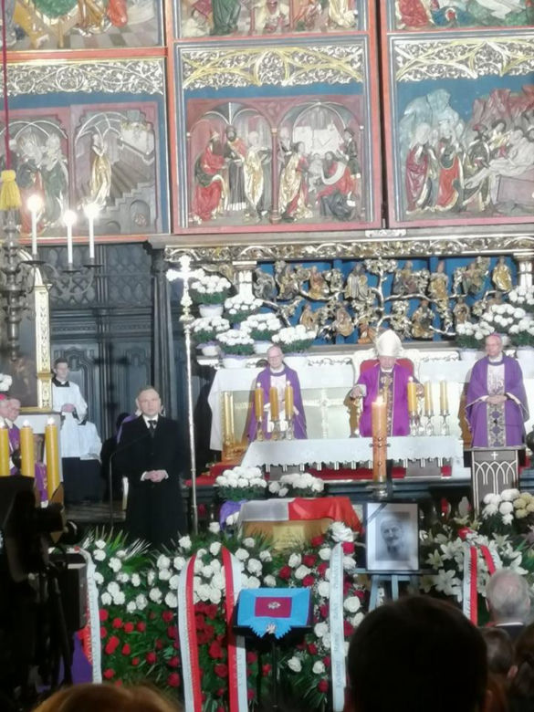 Ostatnie pożegnanie Wandy Półtawskiej. Kard. Dziwisz: "Księga jej życia została zamknięta"