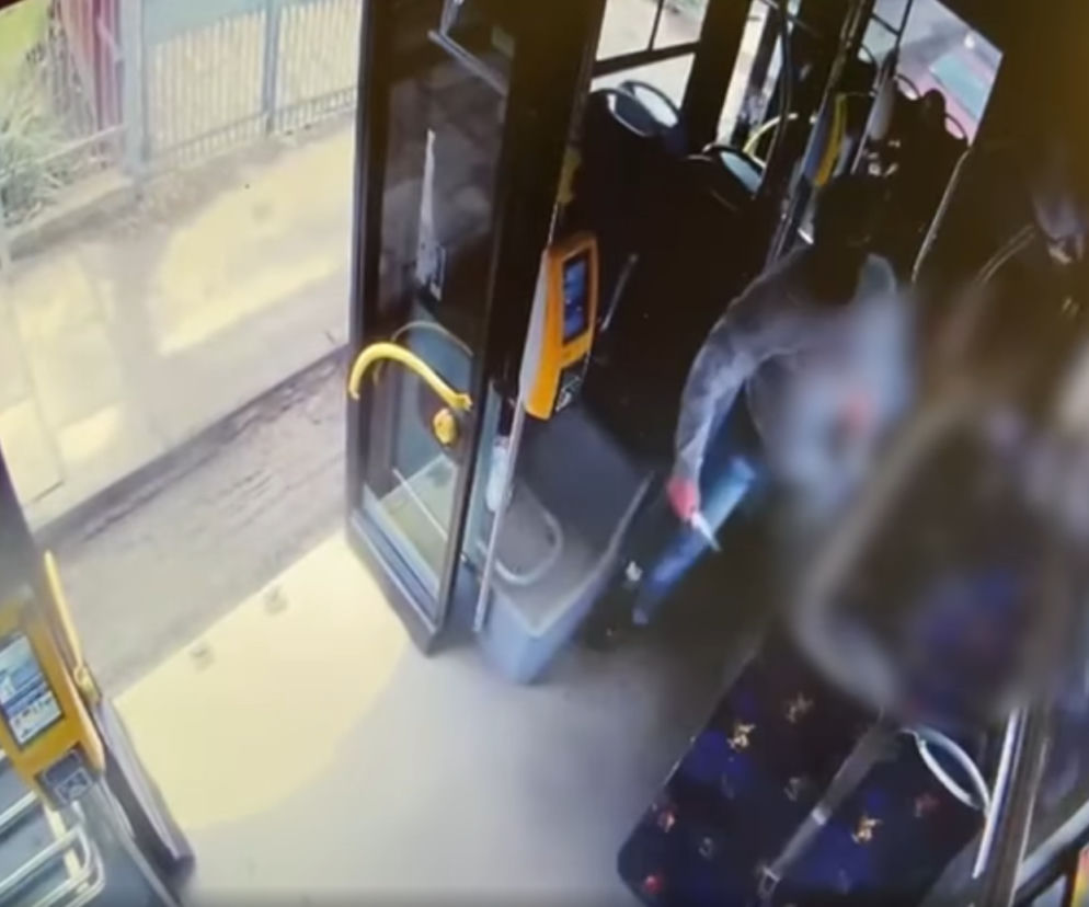 Kraków: Atak nożownika. Policja udostępniła wstrząsające nagranie