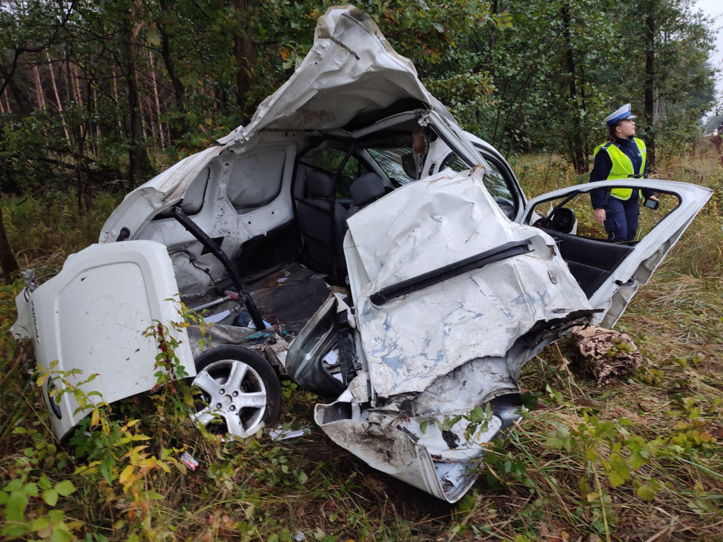 Makabra pod Wyszkowem. Bmw i peugeot zmiażdżone jak puszki. Jedna osoba nie żyje