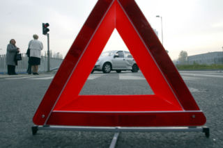 Wypadek na A2 pod Łowiczem. Zderzyły się dwa TIR-y i osobówka. Zginął 36-letni mężczyzna [ZDJĘCIA]
