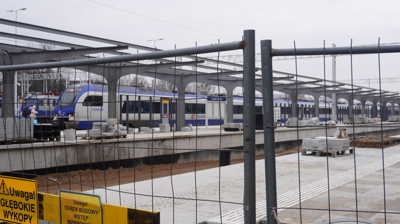 Dworzec Olsztyn Główny coraz bliżej. Postępują prace przy budynku oraz na peronach