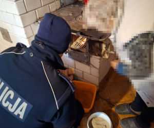 Mundurowi zapewnili seniorce ciepło w domu. Zapobiegli wychłodzeniu organizmu mieszkanki gminy Radecznica