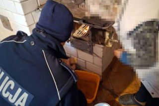 Mundurowi zapewnili seniorce ciepło w domu. Zapobiegli wychłodzeniu organizmu mieszkanki gminy Radecznica