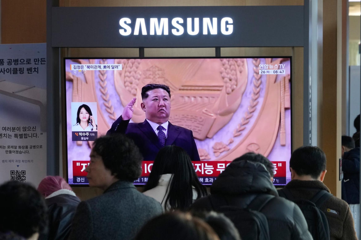 Korea Płn./ Przywódca Kim Dzong Un z 13-letnią córką testowali nowe pistolety
