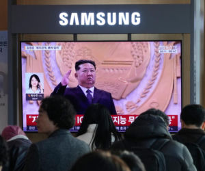 Korea Płn./ Przywódca Kim Dzong Un z 13-letnią córką testowali nowe pistolety