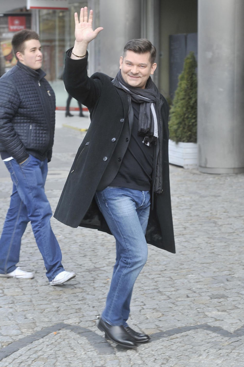 Tak Zenon Martyniuk zmieniał się przez lata. Na początku kariery nosił zupełnie inną fryzurę