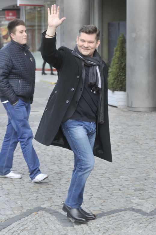 Tak Zenon Martyniuk zmieniał się przez lata. Na początku kariery nosił zupełnie inną fryzurę