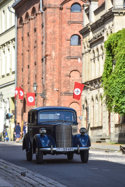 Nazistowskie symbole na starówce w Toruniu. Kręcą tam nowy film