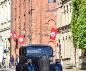 Nazistowskie symbole na starówce w Toruniu. Kręcą tam nowy film