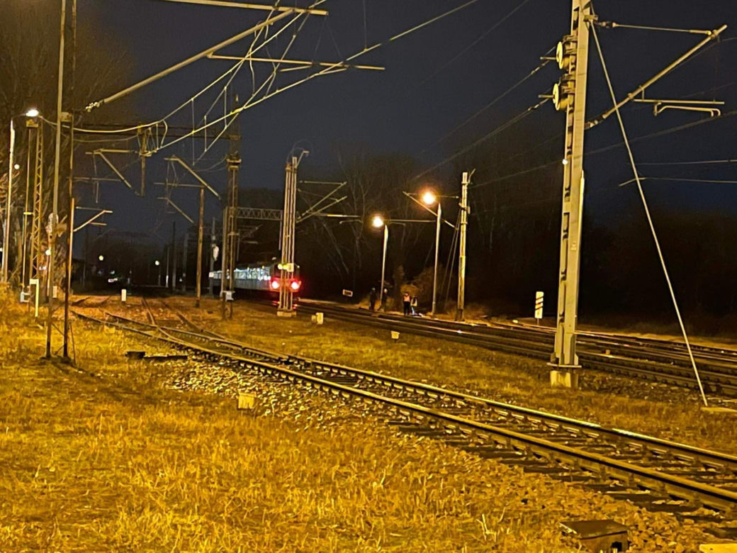 Usiadł na torach i czekał na nadjeżdżający pociąg. Maszynista nie miał szans wyhamować 