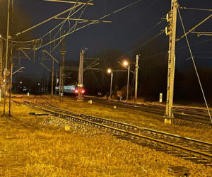 Usiadł na torach i czekał na nadjeżdżający pociąg. Maszynista nie miał szans wyhamować 