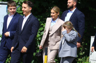 Fryzurka Kasi Nawrockiej w dniu Bożego Ciała to hit wśród najmłodszych. Modnie i z klasą!
