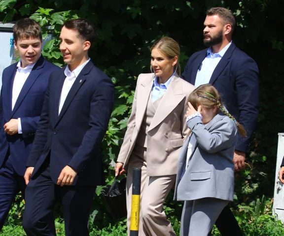 Fryzurka Kasi Nawrockiej w dniu Bożego Ciała to hit wśród najmłodszych!