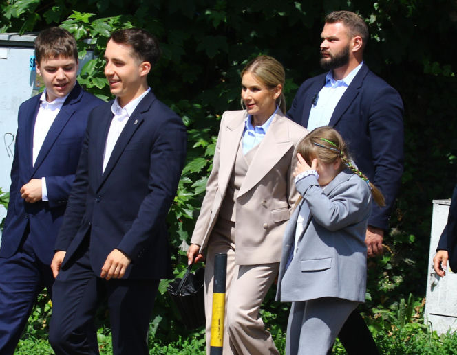 Nawrocki na procesji z rodziną
