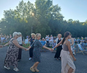 Gorący letni wieczór w Starachowicach! Międzypokoleniowa potańcówka opanowała Szlakowisko [FOTORELACJA]