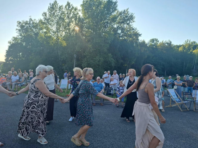 Gorący letni wieczór w Starachowicach! Międzypokoleniowa potańcówka opanowała Szlakowisko [FOTORELACJA]