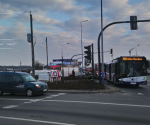 Kraków: Poważny wypadek na rondzie Grunwaldzkim. Karetka zderzyła się z autobusem