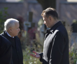 Jarosław Kaczyński na Powązkach i przed pomnikiem brata. Prezes PiS nie zapomina o kolejnej miesięcznicy