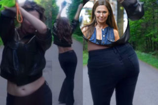 Dorota Naruszewicz zmysłowo kręci pupą na środku drogi. Beata z Klanu kusi między drzewami