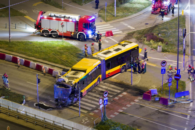 Autobus miejski wjechał w przejście podziemne przy Dworcu Zachodnim