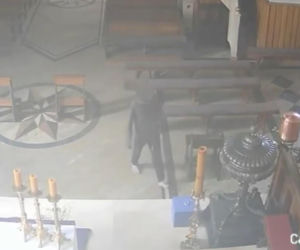 Po kradzieży kościelnej skarbony schował się pod folią na truskawki