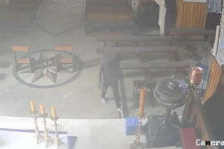 Po kradzieży kościelnej skarbony schował się pod folią na truskawki