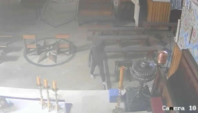 Po kradzieży kościelnej skarbony schował się pod folią na truskawki