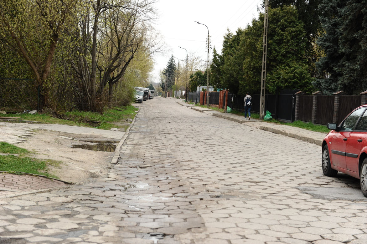 Ciężarówki jeżdżą mimo zakazu od prawie 30 lat. Mieszkańcy ul. Konwaliowej mają dość