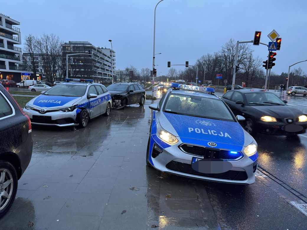 Dramatyczna interwencja w Warszawie. Policjant ranny w wypadku