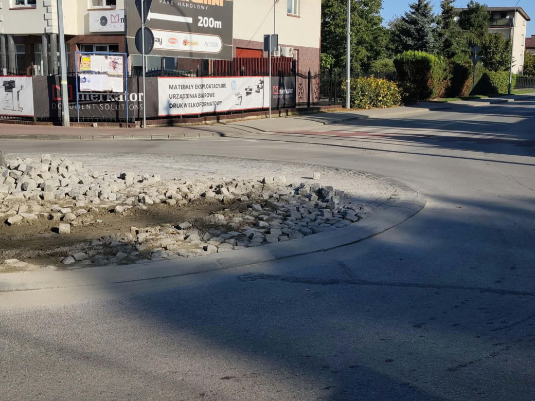 Zniszczone przez ciężarówki rondo na skrzyżowaniu ulic Starowiejskiej, Mazura i Geodetów w Siedlcach zostanie wyremontowane